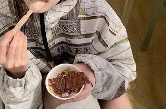 在91今日吃瓜网页上追踪今天的热门话题，和众多吃瓜群众一起围观吧！