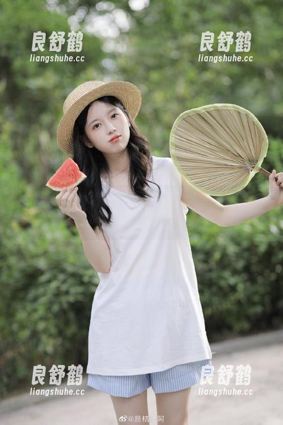 潮流吃瓜线路推荐，黑哥冲料小小鱼陪你一起享受美味